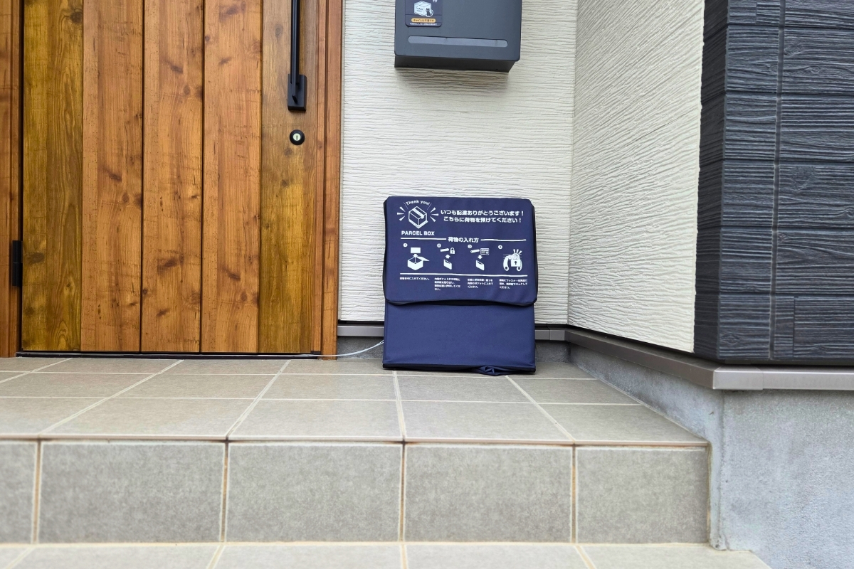 玄関前の宅配ボックス